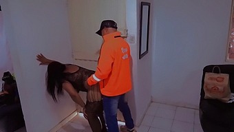 I Get Fucked By The Delivery Man In Lingerie And Suck His Dick, All Recorded With A Hidden Camera