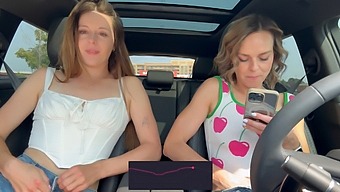 Nadia Foxx 和 Serenity Cox 的公共驾驭震动棒冒险,高潮迭起。